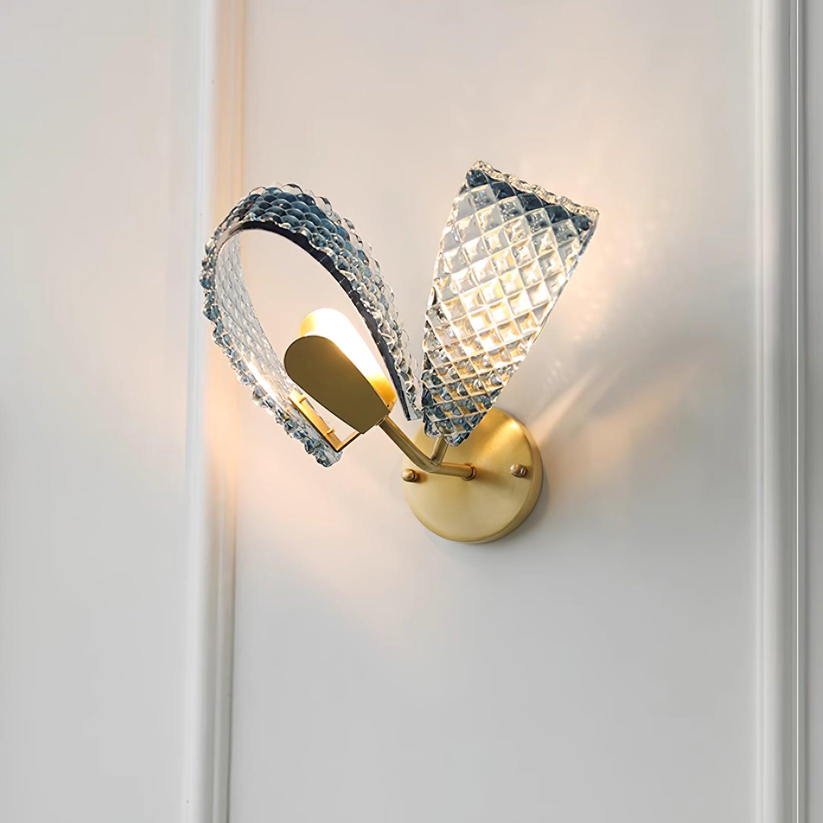 Aira Applique Murale Bleue en Verre Nervuré avec Bras en Laiton, Style Chic et Glamour