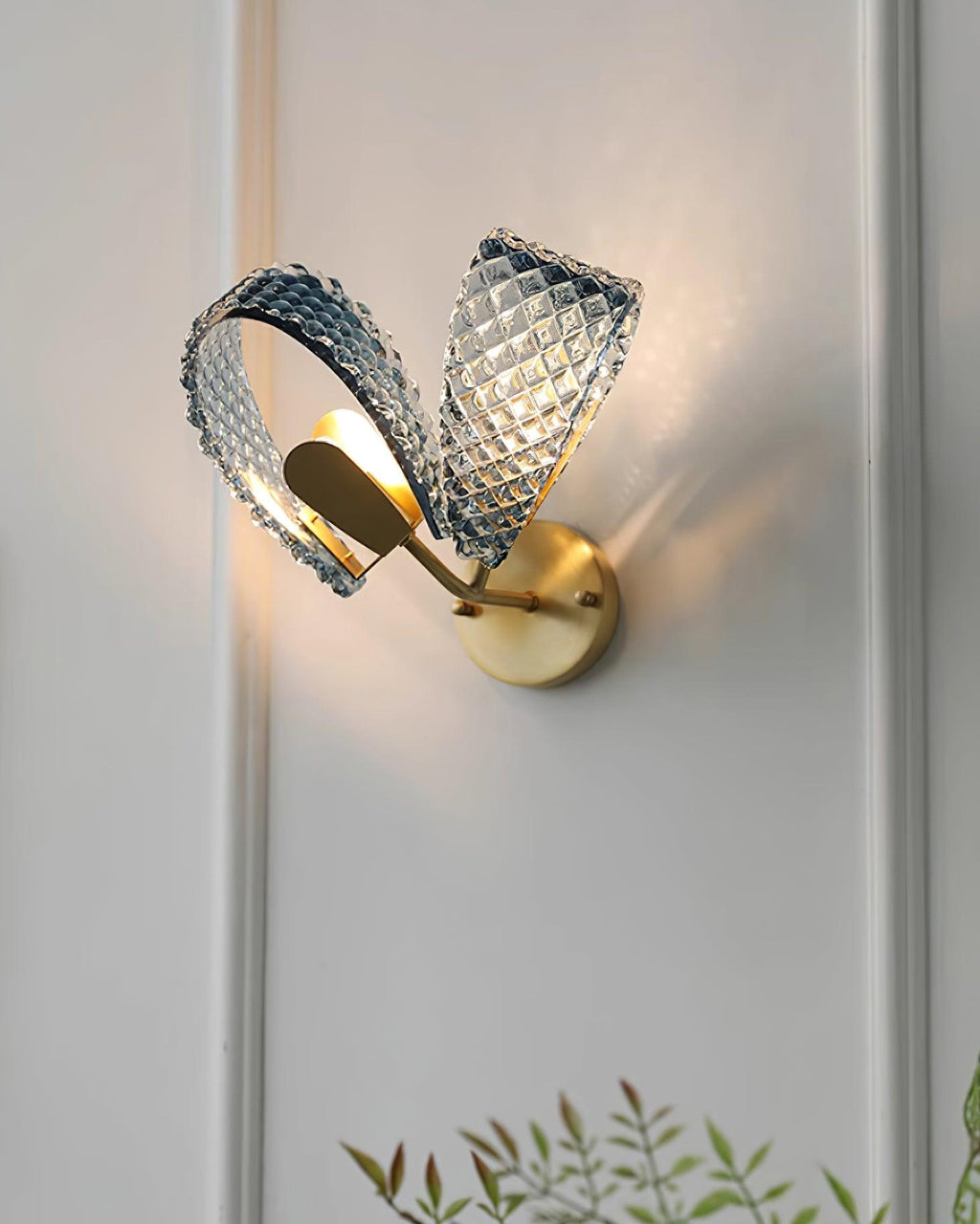 Aira Applique Murale Bleue en Verre Nervuré avec Bras en Laiton, Style Chic et Glamour