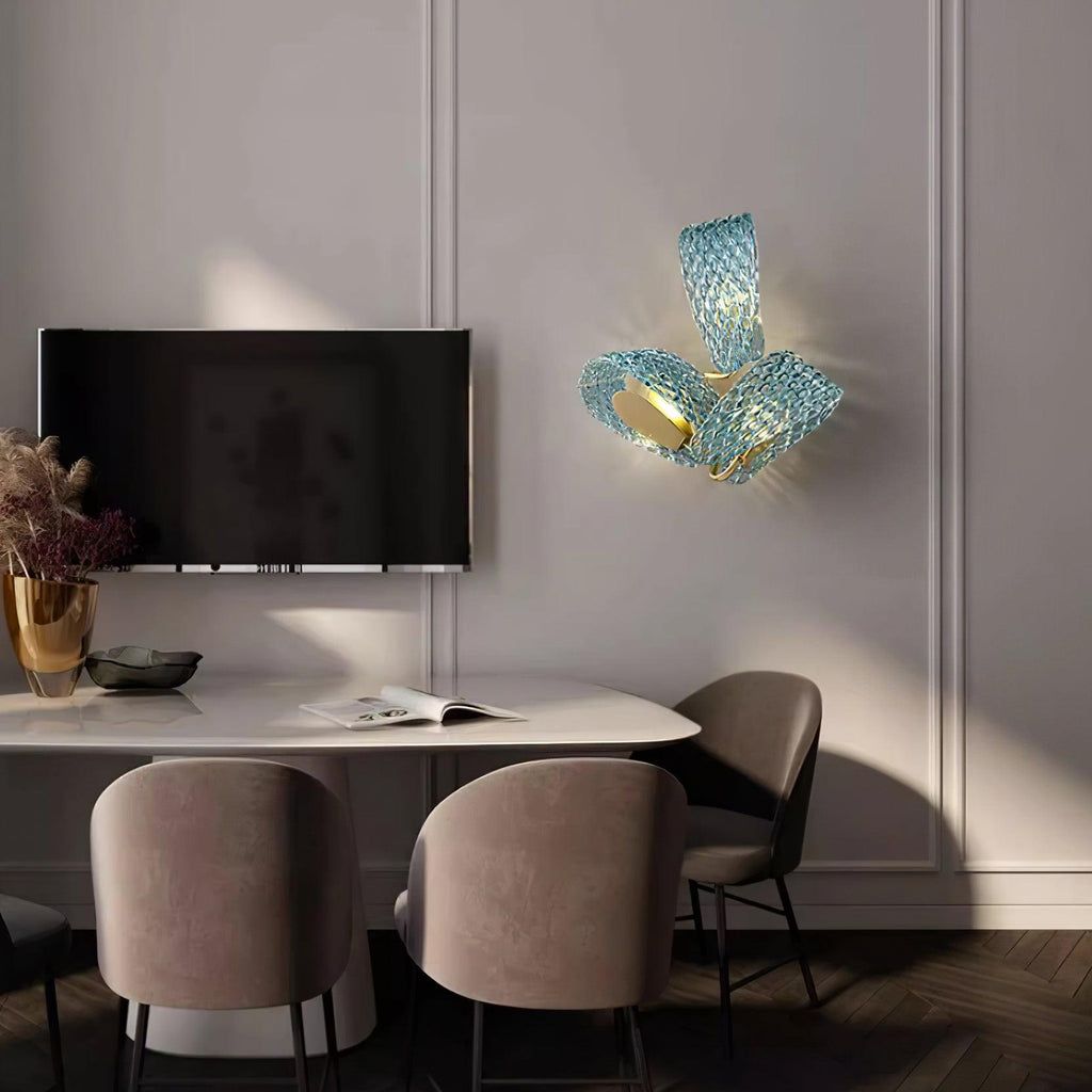 Aira Applique Murale Bleue en Verre Nervuré avec Bras en Laiton, Style Chic et Glamour