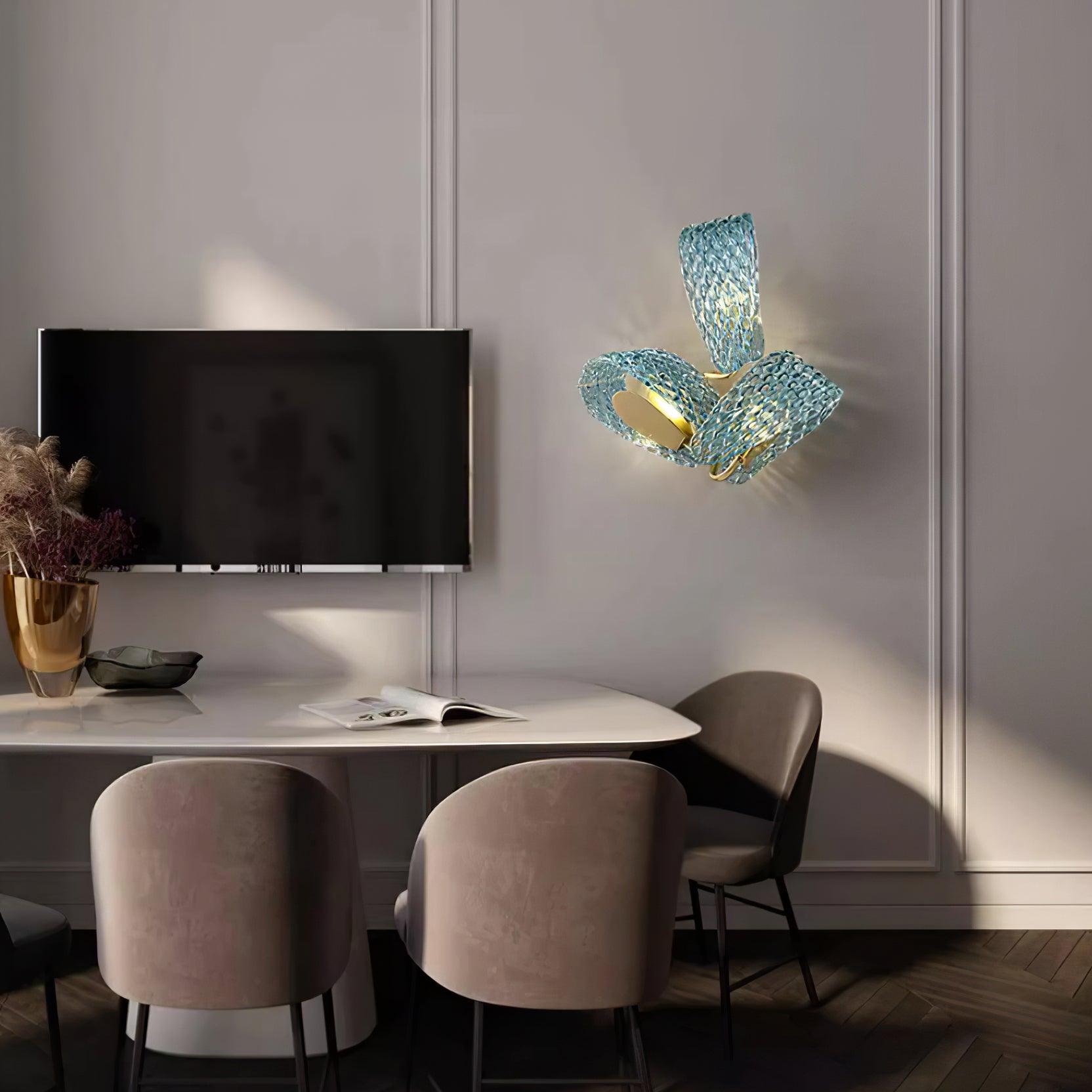 Aira Applique Murale Bleue en Verre Nervuré avec Bras en Laiton, Style Chic et Glamour