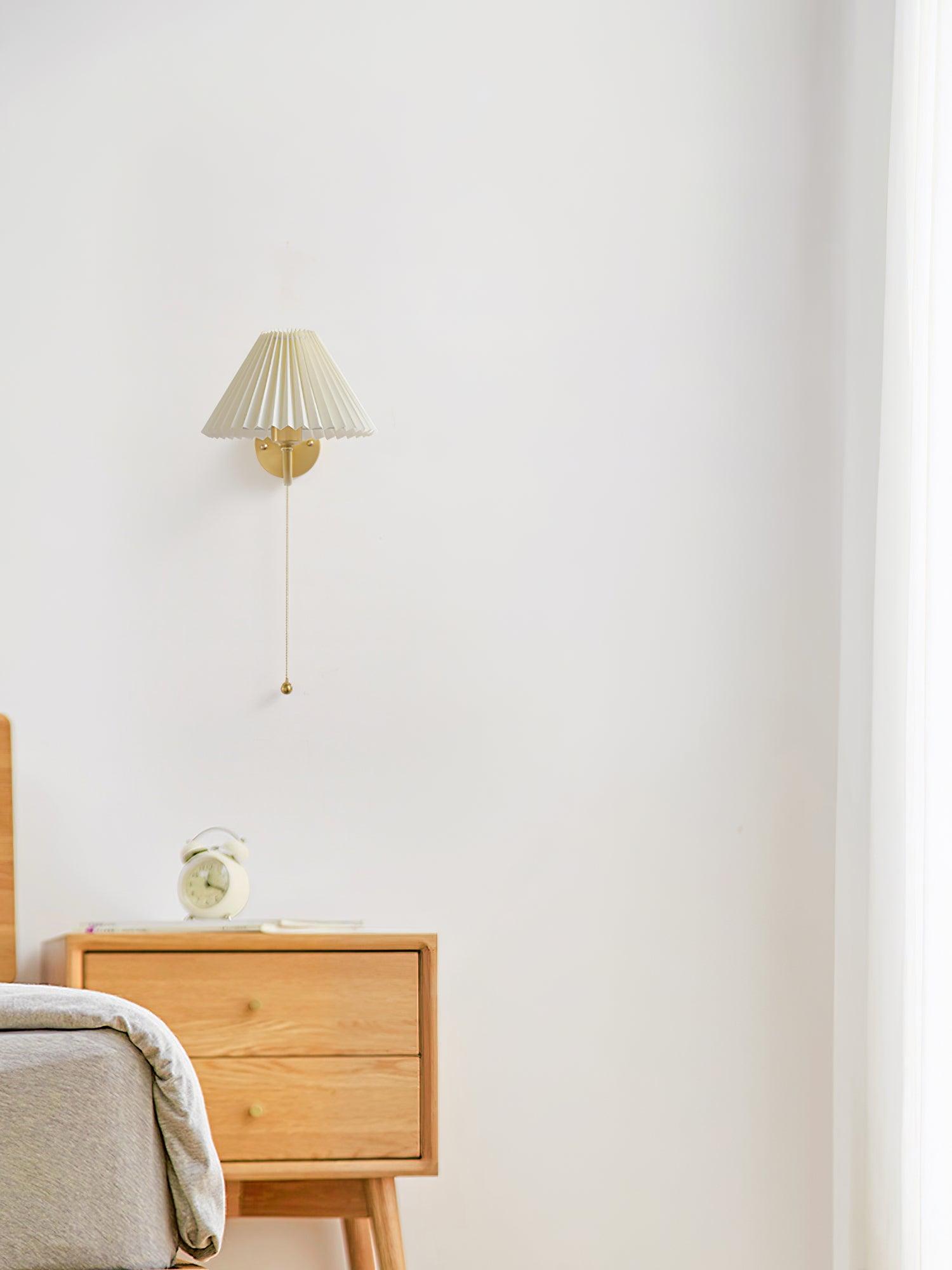 Abbotswell Élégance Plissé Laiton Tissu Applique Murale