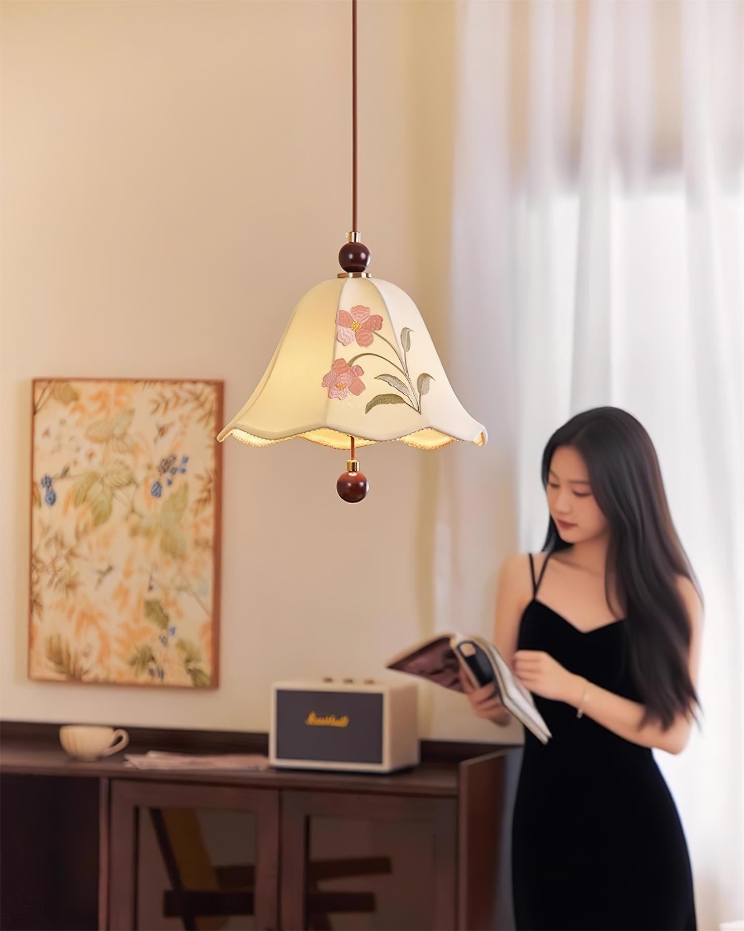 Roselle Suspension Élégance Florale Brodée